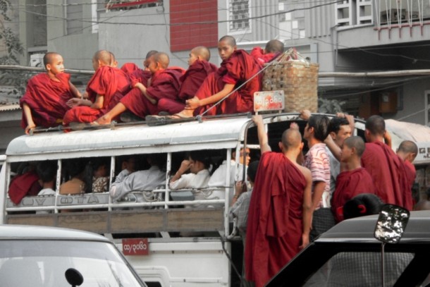 Mnisi z całej Birmy zjeżdżają do świątyń w Bagan.                   