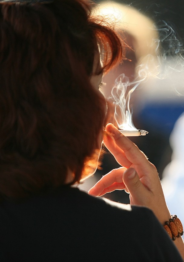 Kobiety, które palą papierosy na ogół wcześniej od niepalących przestają miesiączkować. 