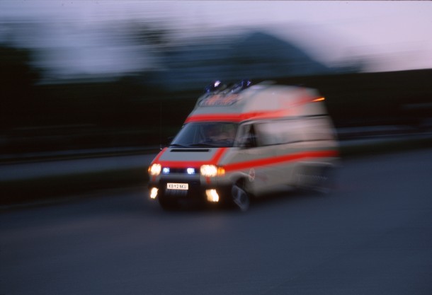 Zanim przyjedzie pogotowie, zażyj aspirynę, polopirynę lub inny lek zawierający kwas. Oczekuj na pomoc w pozycji leżącej, a jeśli jest ci duszno - siedzącej i nie wykonuj żadnego wysiłku. Niczego nie szukaj, nie pakuj  