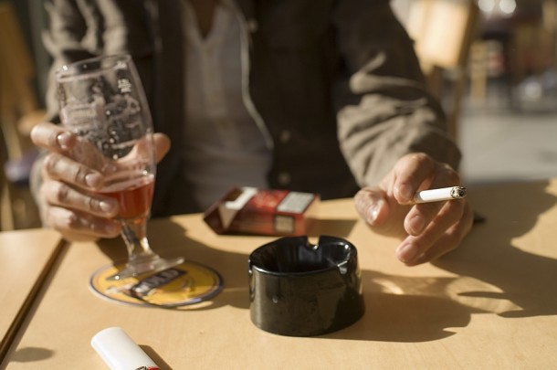 Palenie papierosów i picie alkoholu zwiększa ryzyko zachorowania na nadciśnienie tętnicze.      