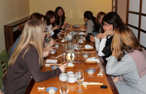 W sierpniu 2012, spotkanie odbyło się  przy przysmakach kuchni greckiej w restauracji Paros.    