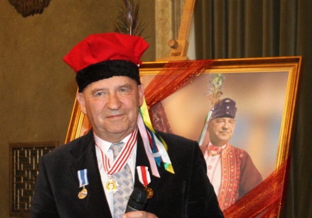 Leszek Mazan, pierwszy Polak odznaczony medalem Jarosława Haszka, dziennikarz, podczas swojego jubileuszu w sali obrad krakowskiego magistratu       