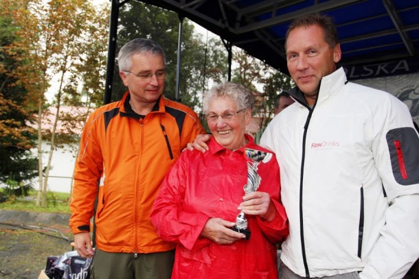 Prezes Polskiej Federacji Nordic Walking Olgierd Bojke, Bernardyna Sumara "Babcia" i Prezes Międzynarodowej Federacji Nordic Walking Aki Karithala    