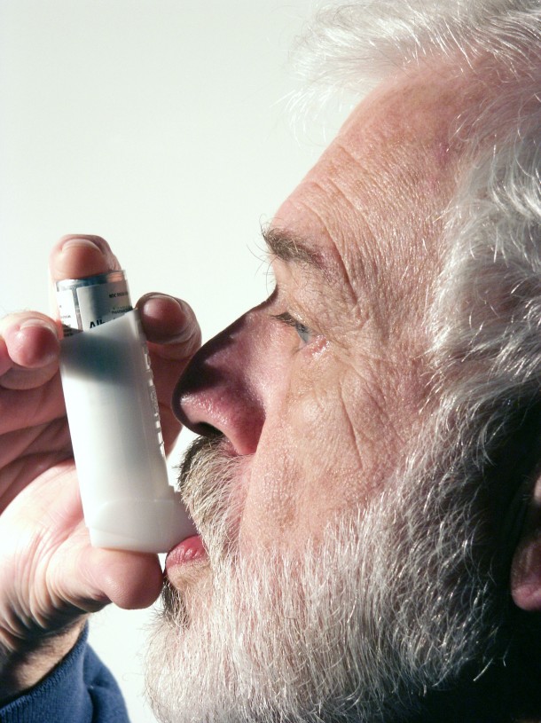 Osoby chorujące na astmę lub przewlekły nieżyt oskrzeli podczas napadu duszności doraźnie stosują wziewne leki rozkurczające oskrzela i po paru minutach duszność ustępuje.   