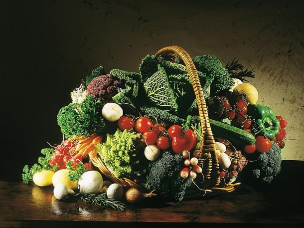 Błonnik zawarty w produktach zbożowych nierafinowanych, warzywach i owocach odgrywa ważną rolę w regulacji pracy jelit. Obniża też wchłanianie cholesterolu i zmniejsza ryzyko raka jelita grubego.   