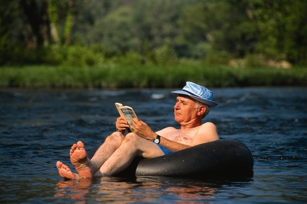 Podrzucanie seniorowi nowych lektur, rozmowa o nich, jest równie ważna jak zrobienie seniorowi ciężkich zakupów czy podwiezienie go do lekarza.   