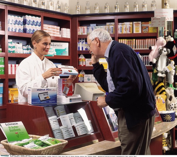 Każdy aptekarz powinien poinformować pacjenta o możliwości kupienia tańszego zamiennika leku przepisanego przez lekarza.  