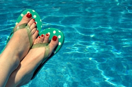 Klapki na basenie to podstawowy sposób ochrony przed grzybicą 
