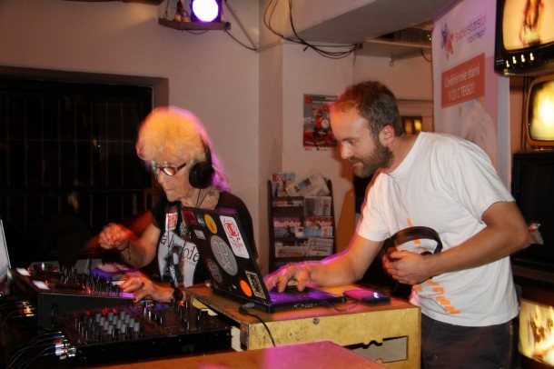 Od lewej: DJ Vika, Paweł Górski - właściciel klubu "Powiększenie"   