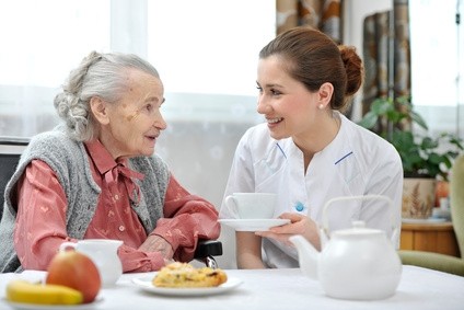 Troska o zbilansowaną dietę seniora to ważny element terapii    