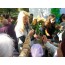 Wolontariusze Stowarzyszenia "Mali Braci Ubogich" rozdają seniorom kwiaty    