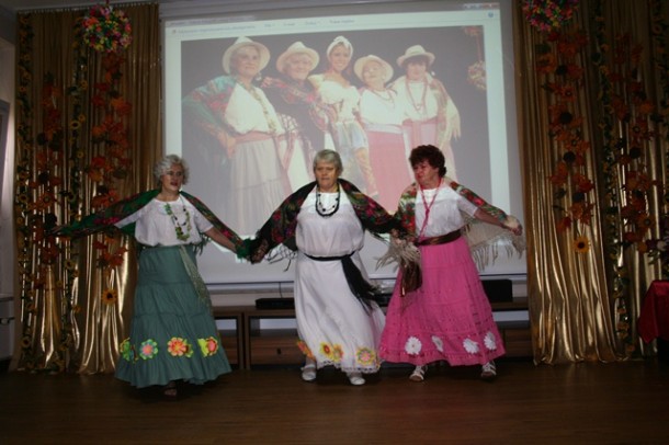 Taniec ekwadorski wykonują (od lewej): Teresa Banaszkiewicz, Władysława Kozera i Jadwiga Borkowska    